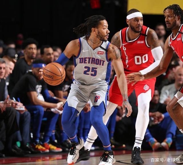 赛前梅州球迷晒多幅Tifo，致敬投资人魏晋平与梅州全体队员（赛前梅州球迷以多幅Tifo致敬投资人魏晋平及全队）