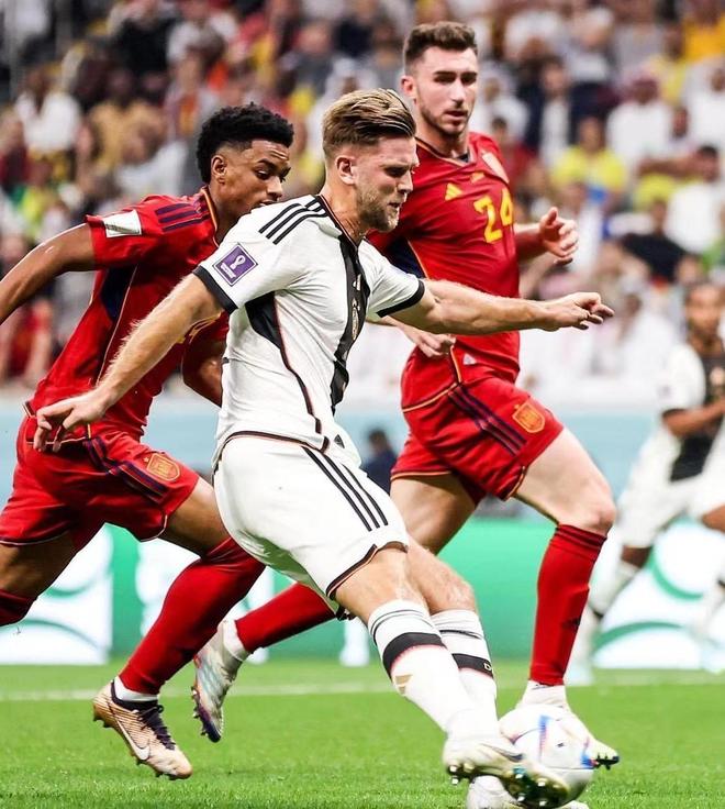 足球国足球迷自发组织万人方阵助威（万名球迷自发组建方阵为国足助威）