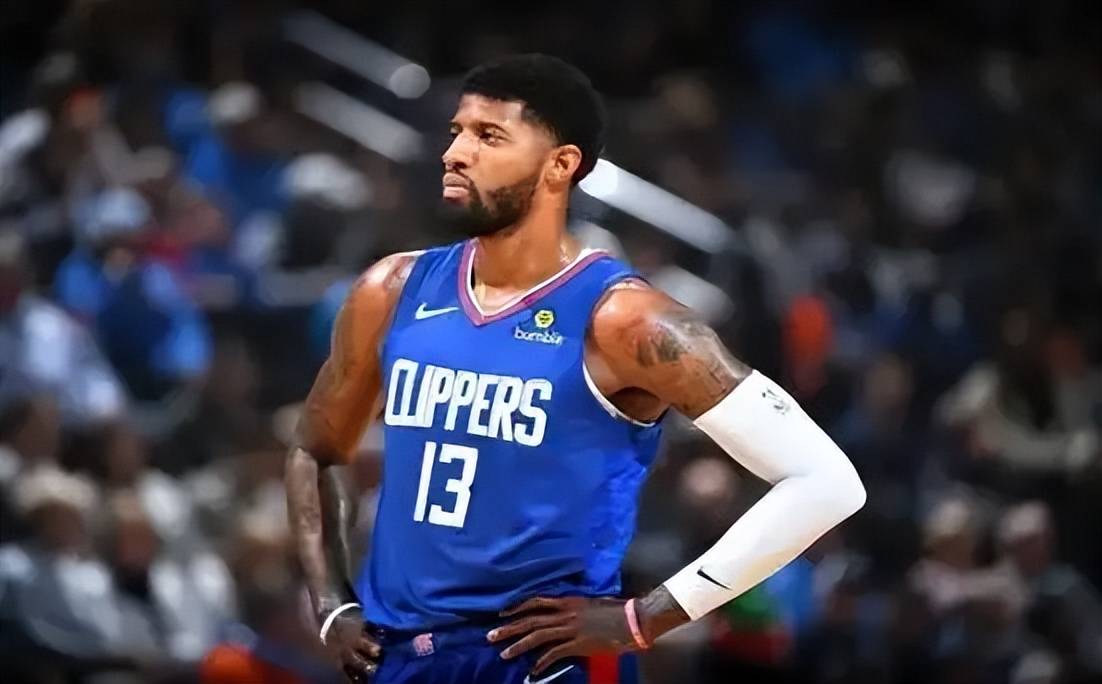 前队友揭秘科比打人事件：讨债100美元突然出拳 发语音道歉哭了（前队友称科比因追讨100美元突然出拳，随后语音道歉并落泪）