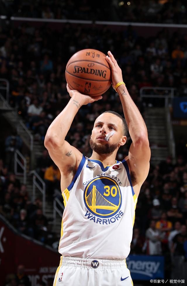 穆雷35+10两双，个人投进9记三分，三分命中率达50%（穆雷砍下35+10完成两双，飙进9记三分，三分命中率50%）