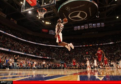 利物浦内讧曝光！斯洛特不愿卖迪亚斯，总监休斯却执意推动转会（利物浦矛盾浮出水面：斯洛特拒售迪亚斯，休斯力推转会）