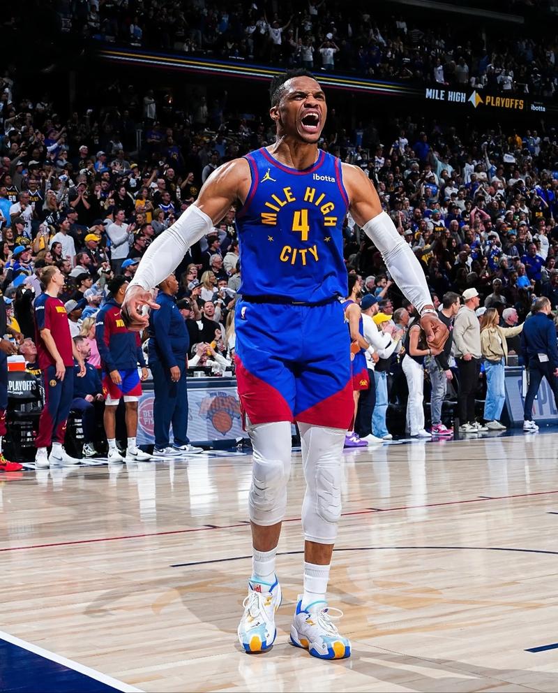 足球报：本土教练担纲国足主帅的可能性大增，邵佳一已报名（足球报：国足主帅更可能由本土教练出任，邵佳一已递交报名）