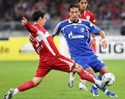 图片报：拜仁极端球迷团体故意燃放烟火以避开欧冠淘汰赛禁令（德媒图片报：拜仁激进球迷团为规避欧冠淘汰赛禁令故意燃放烟花）