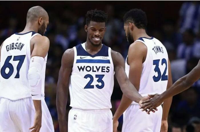 半场： 萨索洛2-1佛罗伦萨，曼德拉戈拉点射，沃尔帕托破门（半场战报：萨索洛2-1领先佛罗伦萨，曼德拉戈拉点球命中，沃尔帕托破门）