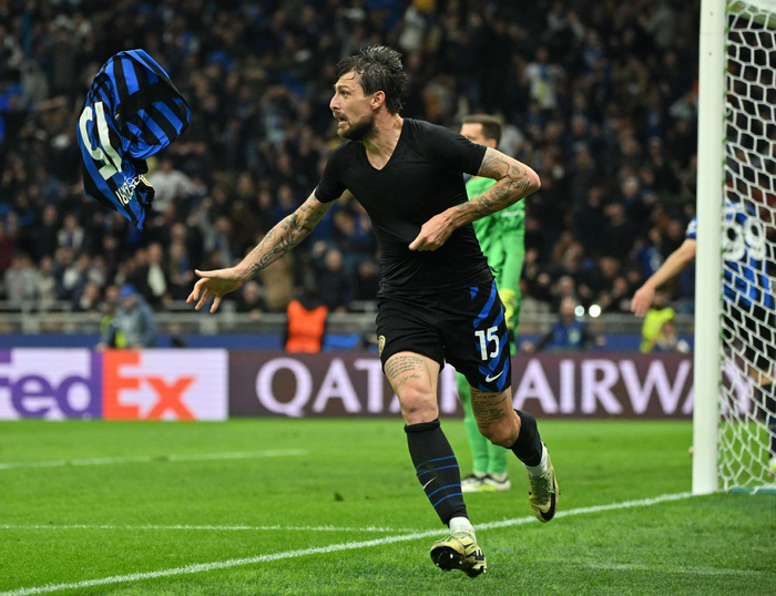 “苏超”冠军的排面，泰州市委书记和市长更衣室祝贺泰州夺冠（泰州问鼎苏超，市委书记、市长走进更衣室致贺）