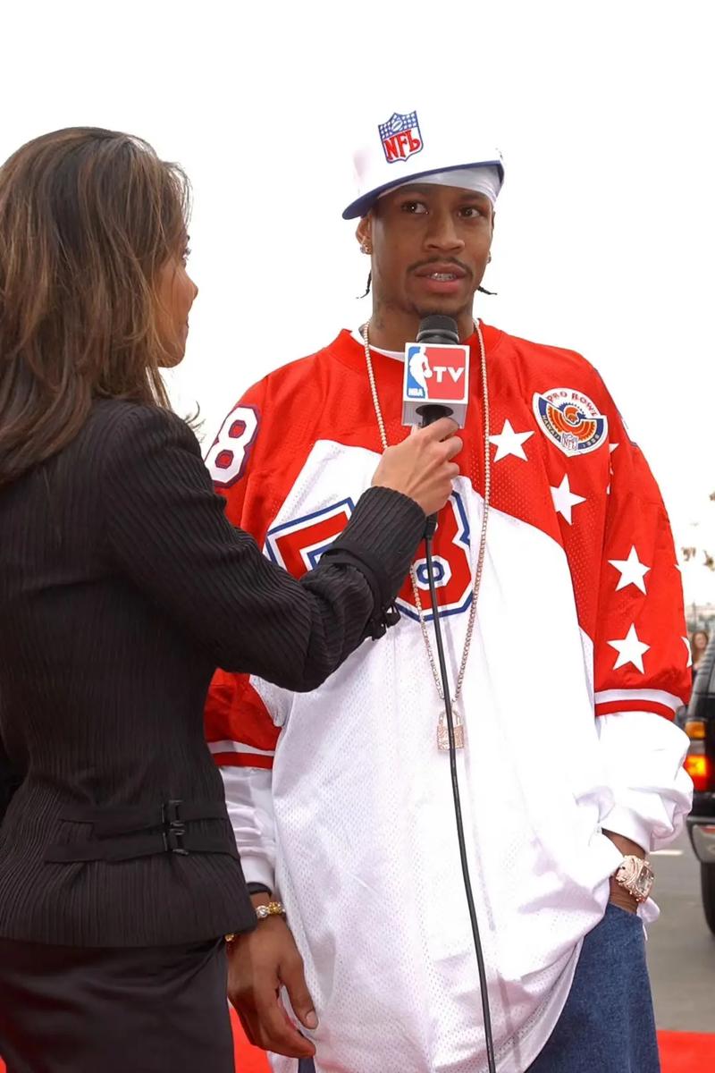 说啥了？詹姆斯把独行侠替补席逗得笑翻天（詹姆斯妙语惹笑，独行侠替补席笑成一片）