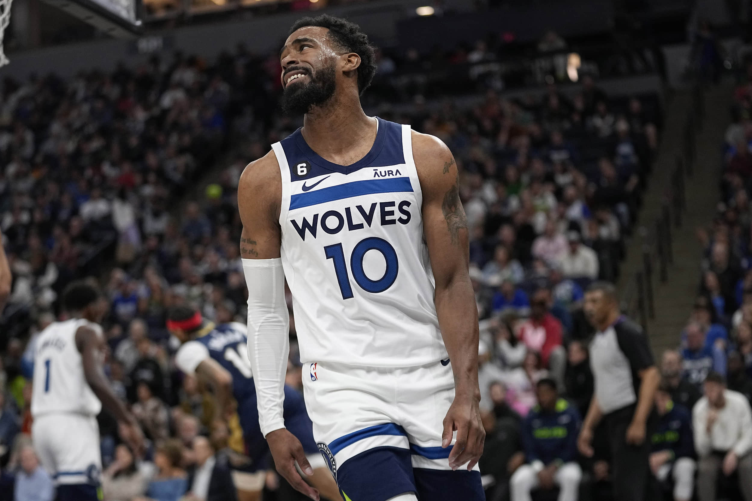 难挽败局！华盛顿8中6高效拿到15分8板 正负值-13（手感火热仍无力回天！华盛顿8投6中斩获15分8板，正负值-13）