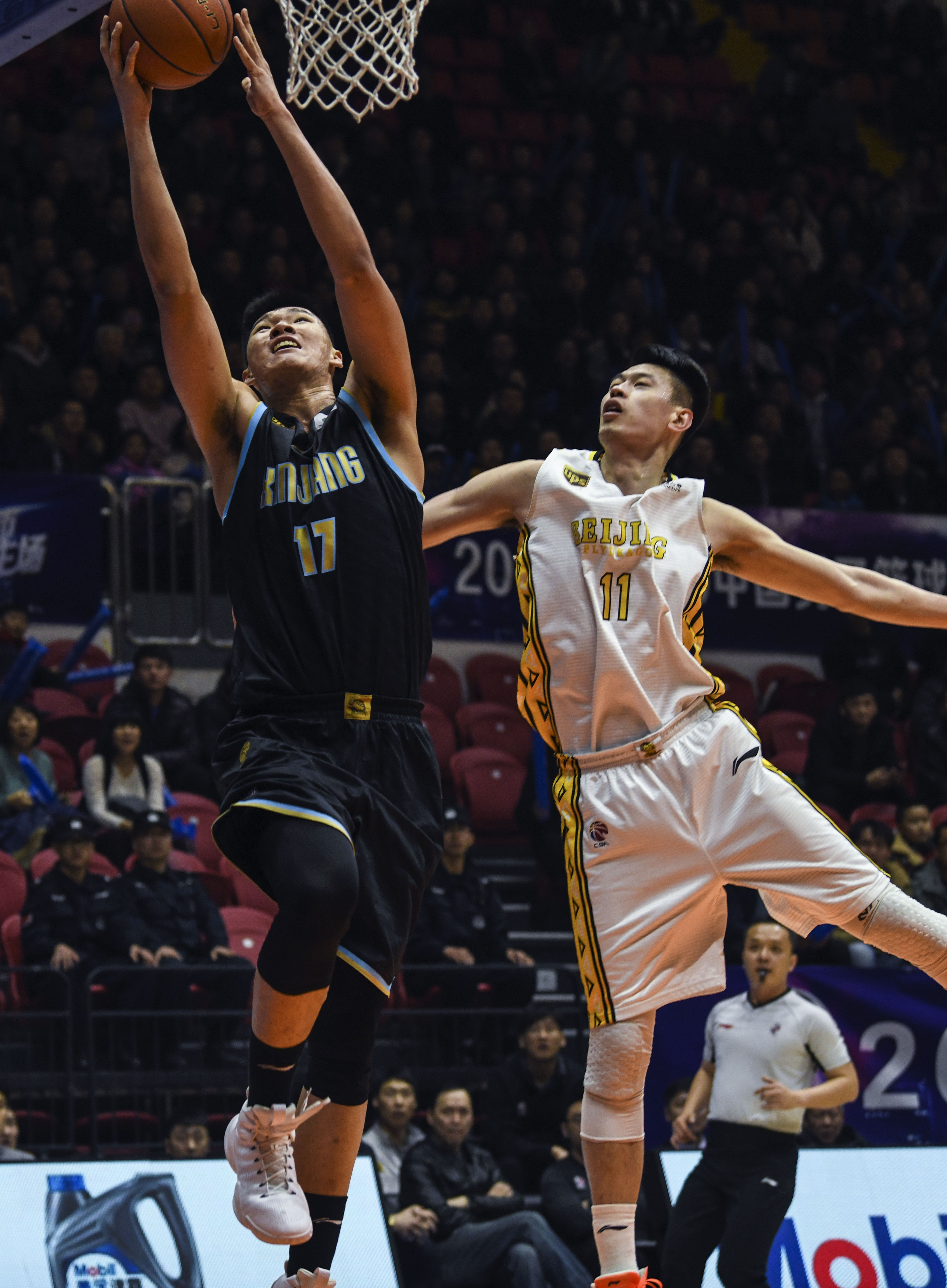 雪上飞驰，心向苍穹——滑雪运动的激情与蜕变（踏雪飞扬，志逐云天——滑雪的燃情与蜕变）