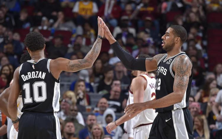 门将精彩扑救确保胜利（神勇门将高接低挡保住胜利）