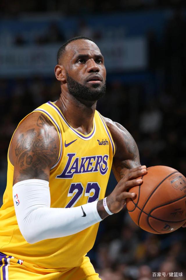 米切尔突破分球，展现卓越传球技巧（米切尔突破后精准分球，尽显精湛传球水平）