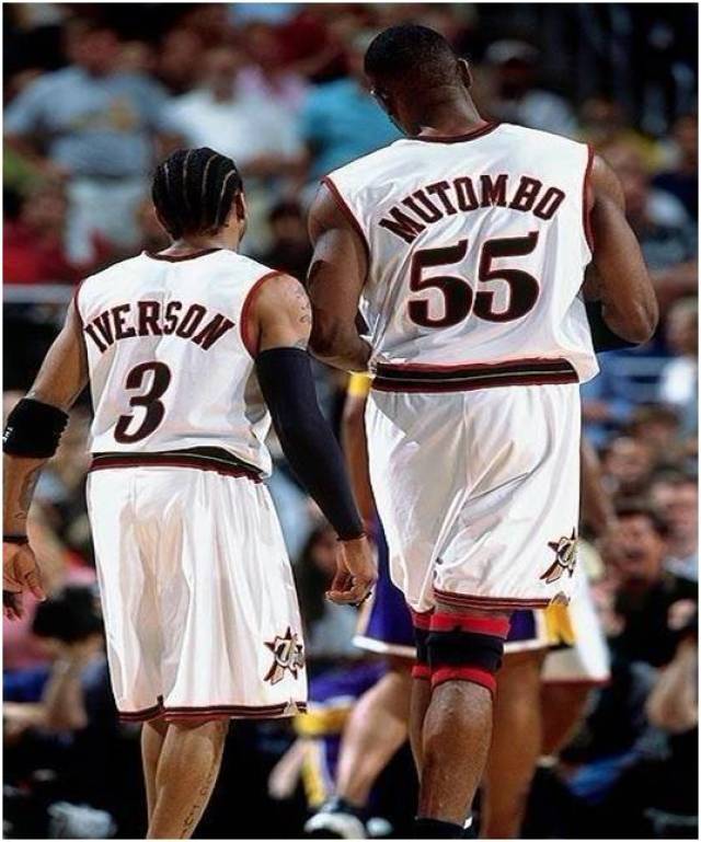 金彭贝谈登贝莱荣膺金球奖：看到他在台上落泪，我真的很感动（金彭贝谈登贝莱加冕金球：他在台上落泪的瞬间令我动容）