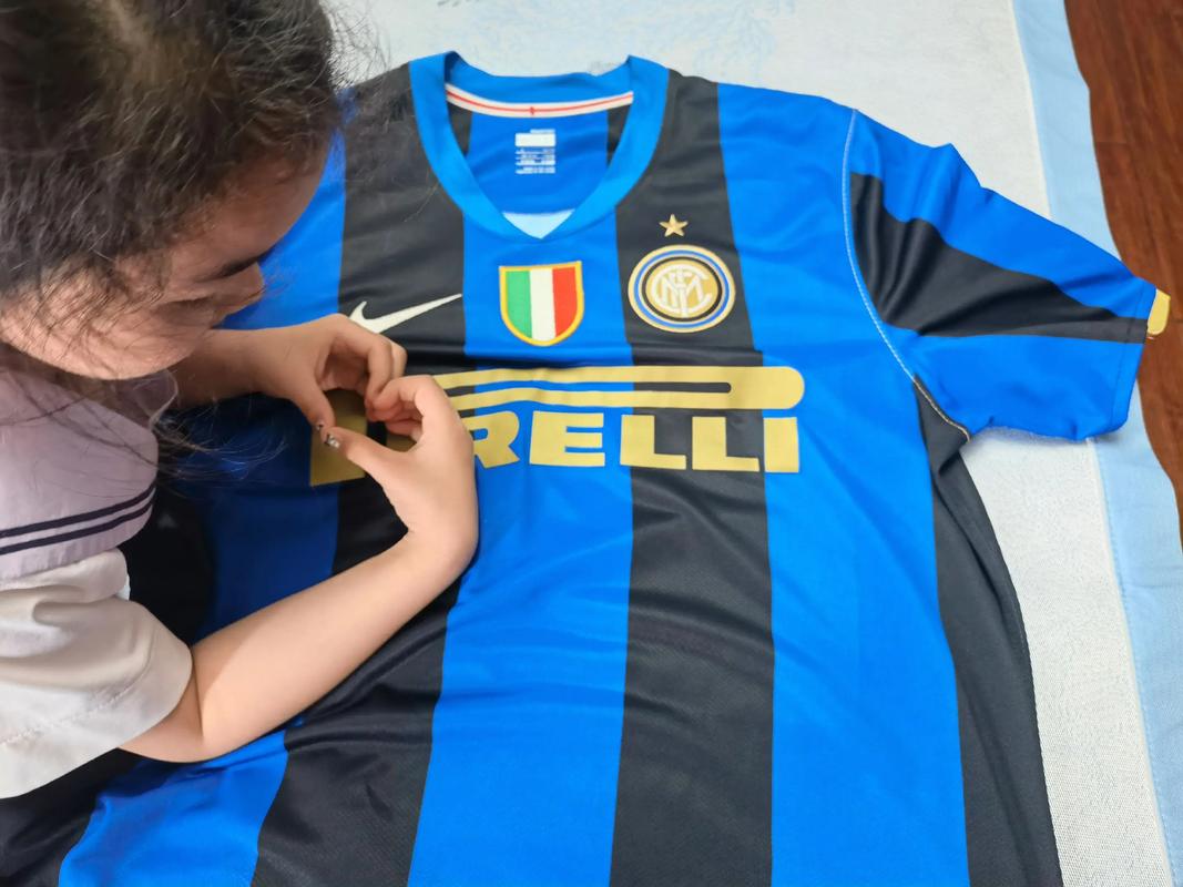 欧冠赛前穆里尼奥与两名昔日弟子重逢，并亲吻了斯内德的光头（欧冠赛前，穆里尼奥与两位旧部相聚，还亲吻了斯内德的光头）